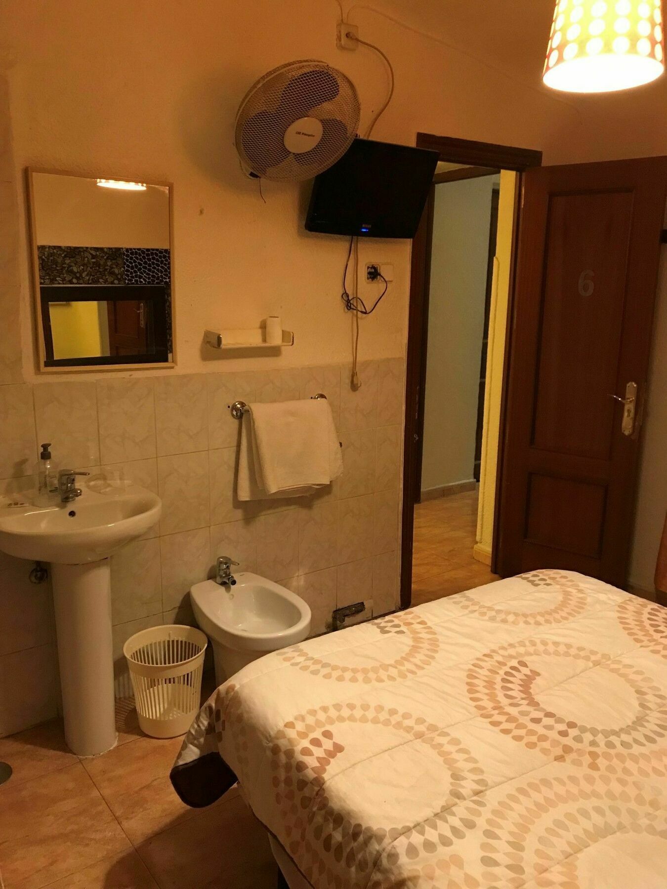 Hostal Becerrea Madrid Exterior photo